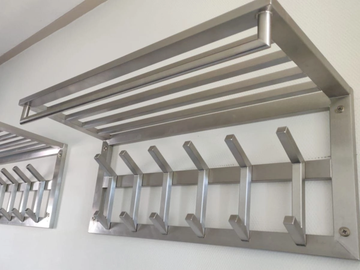 RVS Kapstok met hoedenplank en garderobestang (1)