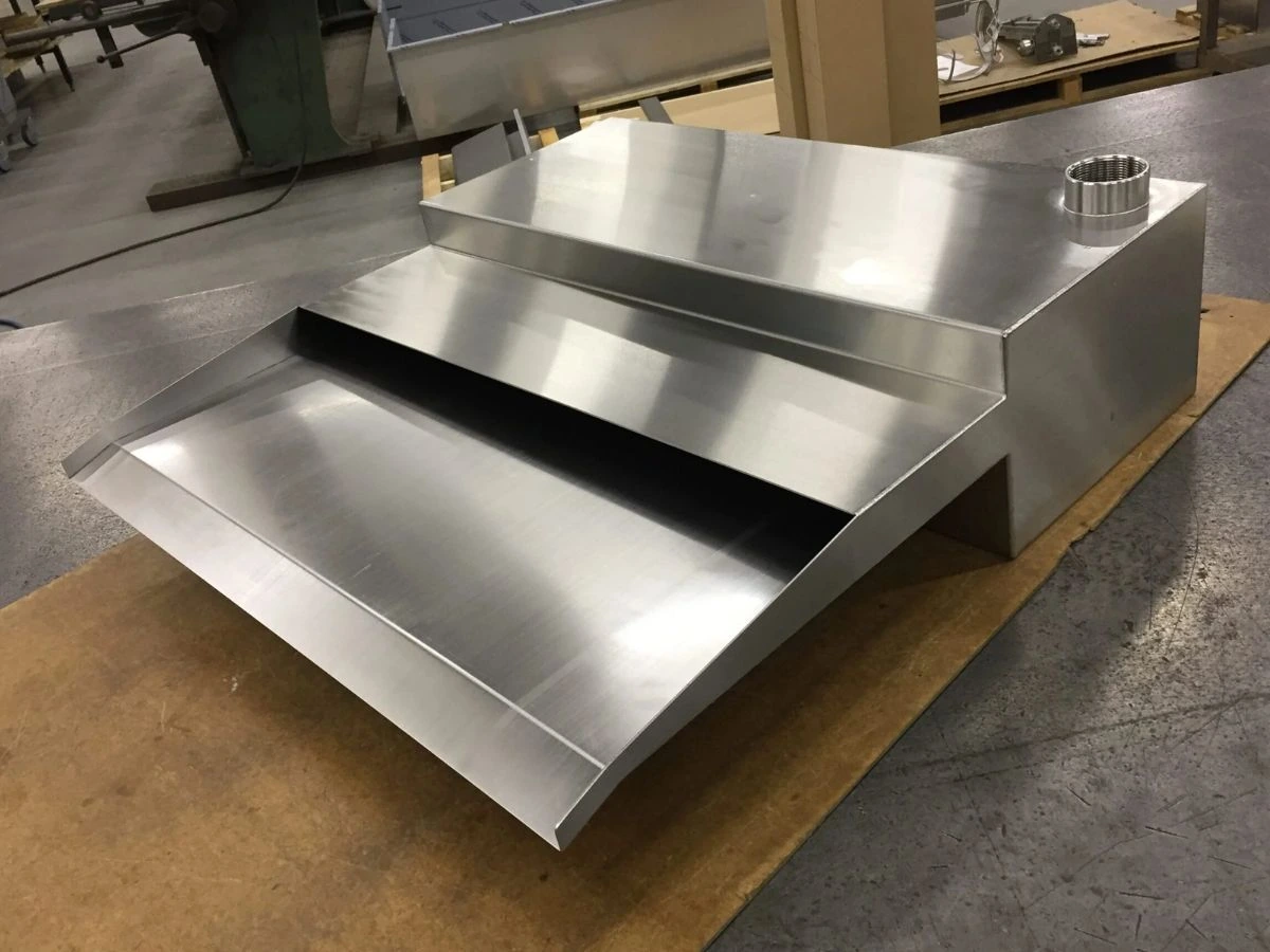 Maatwerk RVS waterval met brede dubbele uitloop en ronde wateraansluiting, geproduceerd in werkplaats