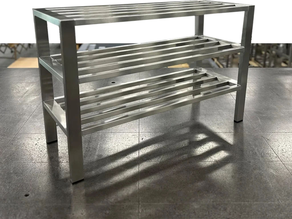 RVS schoenenrek met drie etages in onbehandelde uitvoering, geschikt voor poedercoating of direct gebruik