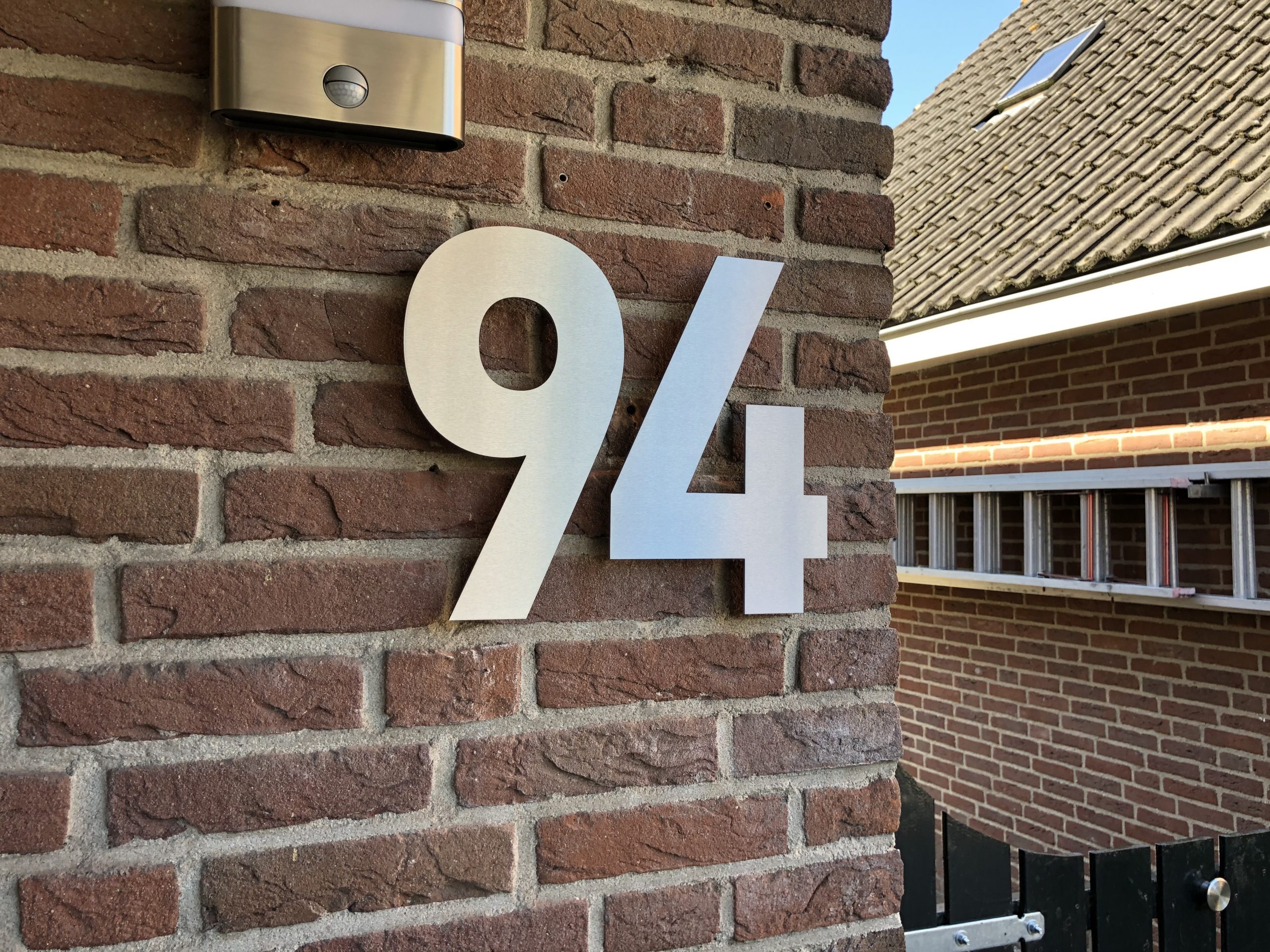 Gooey mager opgraven RVS huisnummers in elk lettertype, hoogte en kleur. Gratis offerte